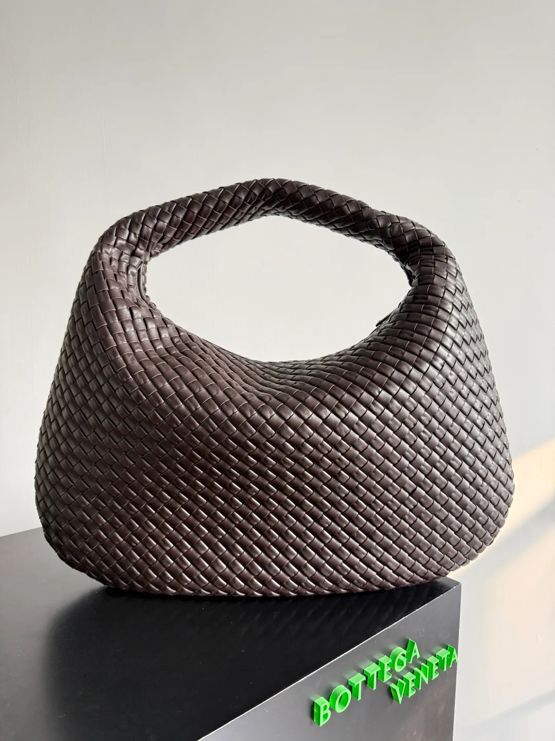 Batch 3260 Bottega Veneta Large Veneta Shoulder Bag Classic Reappearance The classic that has not been seen for many years has returned. Simple and round, soft and tough, it is reinterpreted from the perspective of modern aesthetics. The relaxed expression of the Hobo bag and the casual silhouette can be easily carried whether it is paired with commuting wear or casual style, and it shows an effortless sense of fashion~ Style number: 856739 Size: 59*39*6cm